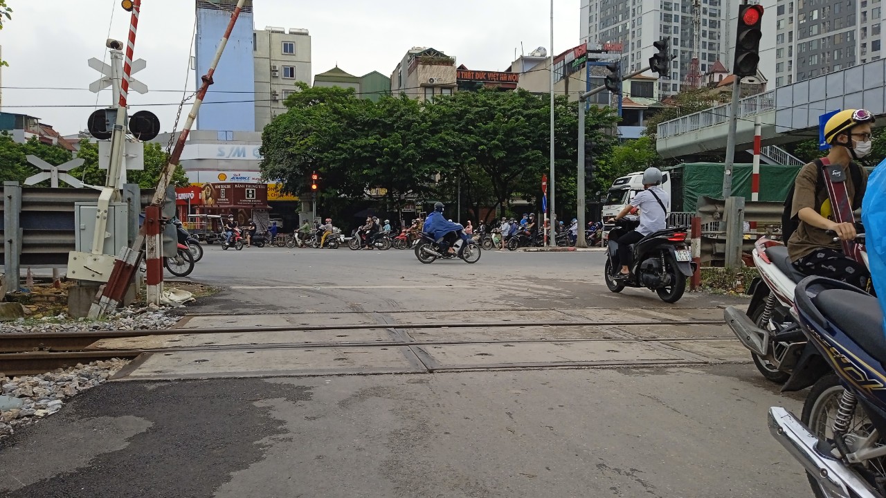 Hà Nội: Người đàn ông đi bộ qua đường sắt bị tàu cán tử vong, 1 người quen gục xuống đường khóc thảm - 3 Hà Nội: Người đàn ông đi bộ qua đường sắt bị tàu cán tử vong, 1 người quen gục xuống đường khóc thảm - 3