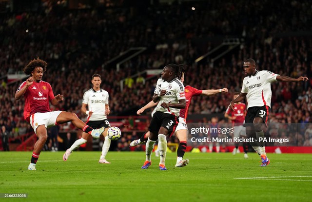 'Xạ thủ' Hà Lan chạm bóng tinh tế, MU giành trọn 3 điểm trong ngày ra quân Premier League - 2 'Xạ thủ' Hà Lan chạm bóng tinh tế, MU giành trọn 3 điểm trong ngày ra quân Premier League - 2