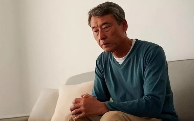 Cha qua đời, con trai về làm đám tang, nghe trưởng thôn nói mà chết sững: 'Tiền thừa kế 3,4 tỷ đã thuộc về người ăn xin' - 1