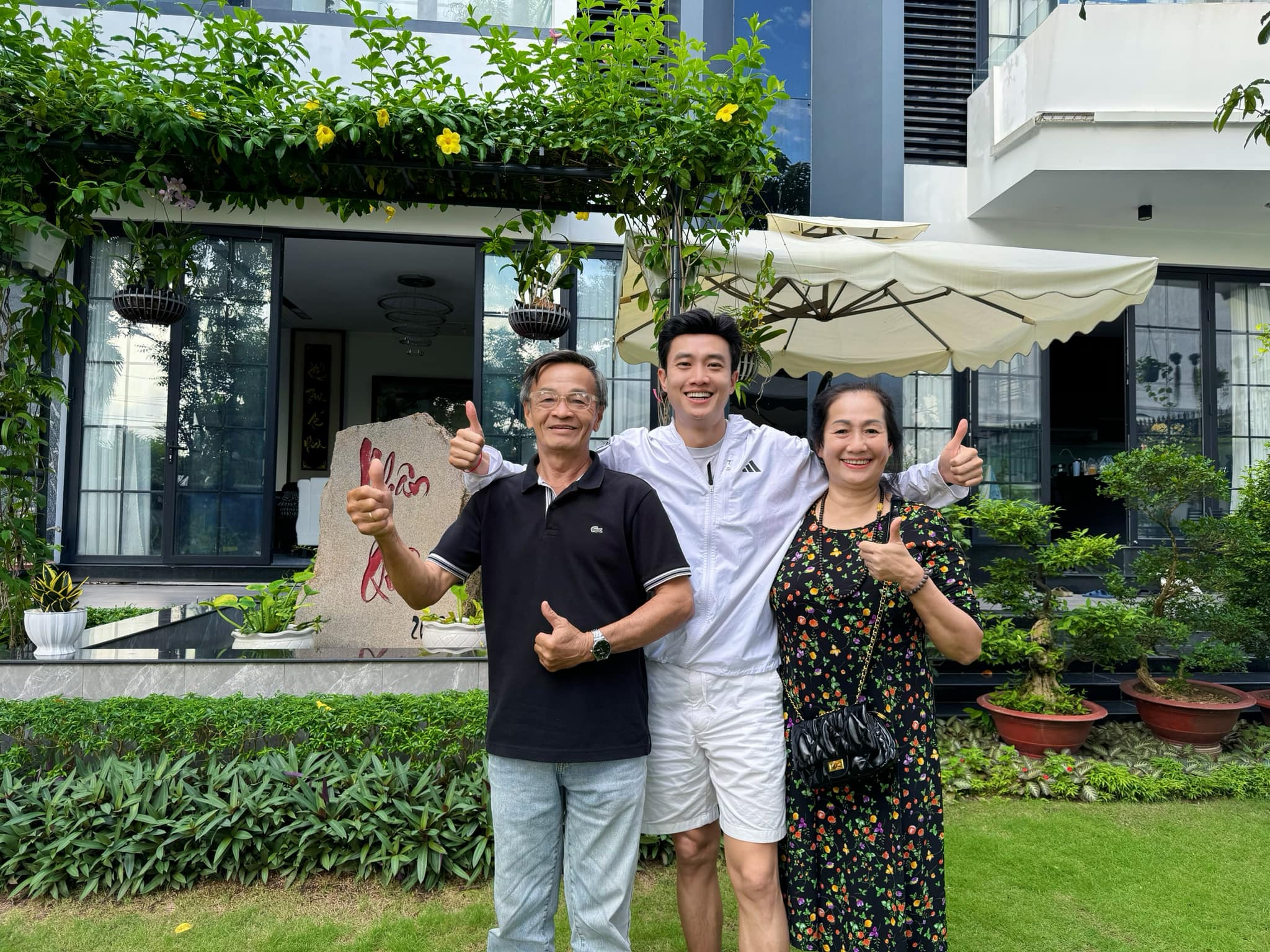 Quốc Trường và ba mẹ chụp ảnh trong khuôn viên biệt thự 7000 m2