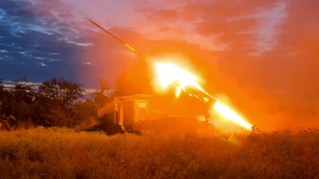Quân Ukraine tháo chạy, Nga thần tốc đánh Pokrovsk: Kiev báo động trước 'cơn bão lửa dữ dội nhất từ Nga' - 2 Quân Ukraine tháo chạy, Nga thần tốc đánh Pokrovsk: Kiev báo động trước 'cơn bão lửa dữ dội nhất từ Nga' - 2