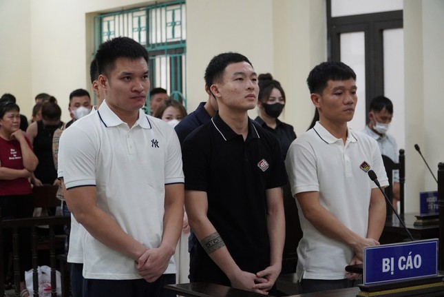 Lý do hoãn phiên xét xử 5 cầu thủ tổ chức 'tiệc' ma túy cùng 5 cô gái trong khách sạn - 1 Lý do hoãn phiên xét xử 5 cầu thủ tổ chức 'tiệc' ma túy cùng 5 cô gái trong khách sạn - 1