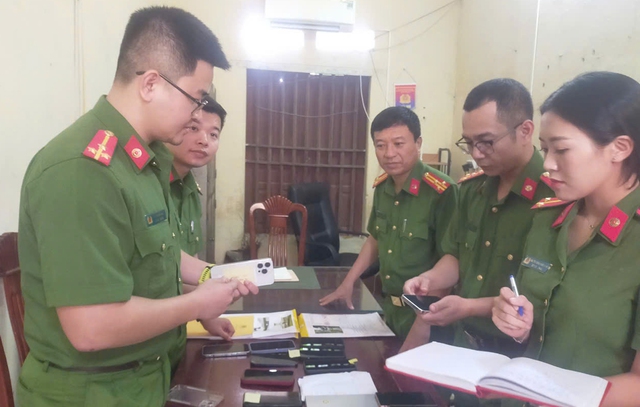 Phá đường dây lừa đảo, rửa tiền xuyên quốc gia với số tiền tới 70 tỉ đồng - 2 Phá đường dây lừa đảo, rửa tiền xuyên quốc gia với số tiền tới 70 tỉ đồng - 2