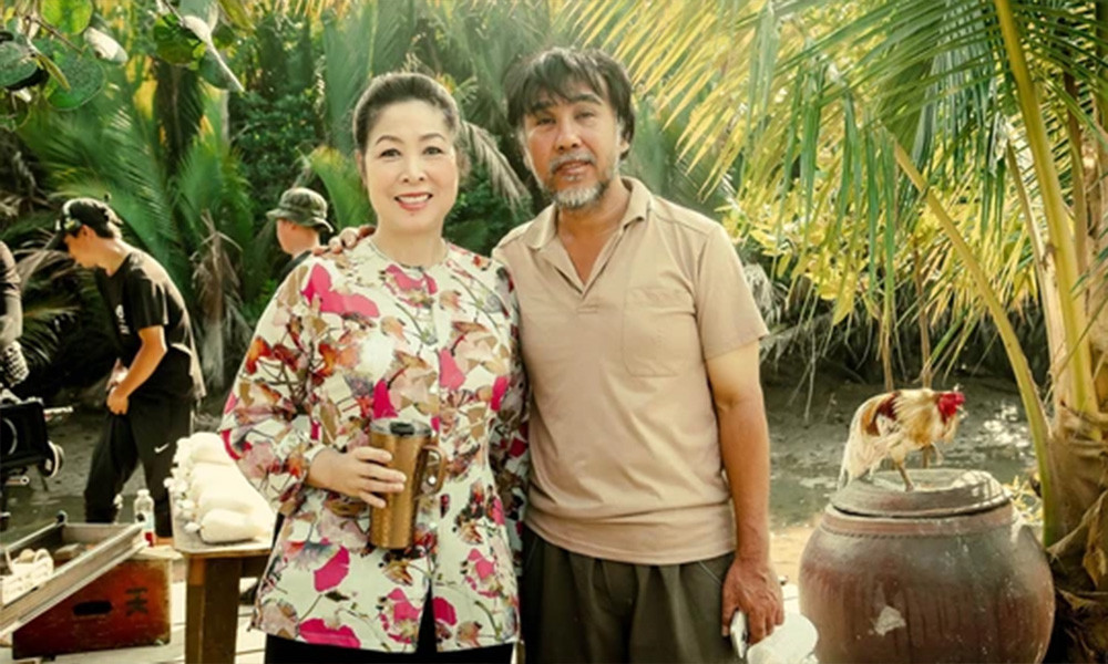 Quyền Linh và NSND Hồng Vân trên phim trường. 