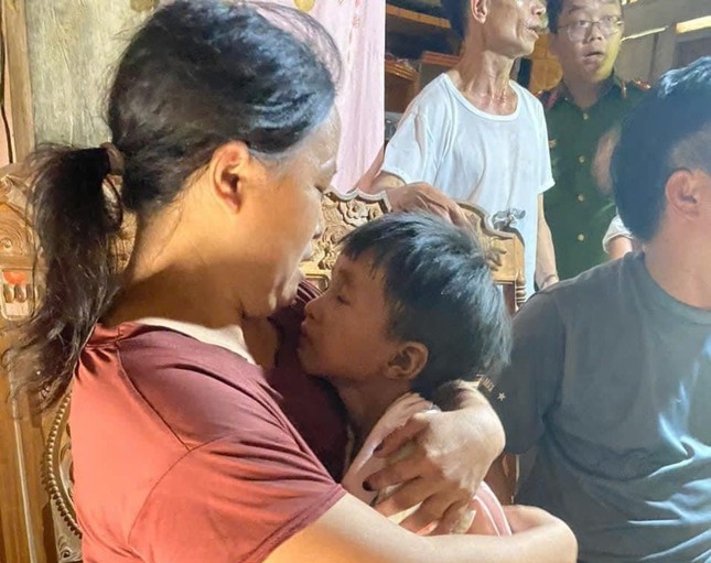 Bé 6 tuổi đi lạc gần 5 ngày trong rừng: Khoảnh khắc gọi mẹ vỡ òa Bé 6 tuổi đi lạc gần 5 ngày trong rừng: Khoảnh khắc gọi mẹ vỡ òa