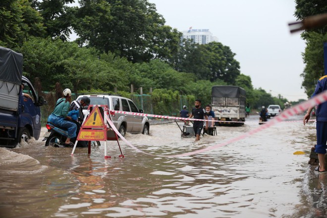 Hà Nội: Nhiều khu vực vẫn ngập sâu sau đêm mưa lớn tối qua - 2