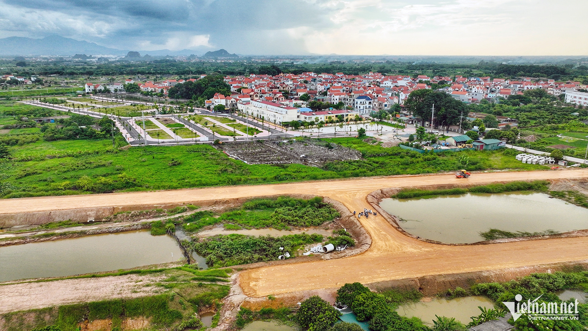 Toàn cảnh đường vào khu đất đấu giá ở Hoài Đức vừa bị chỉ đạo kiểm tra - 1