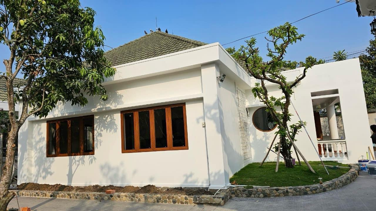 Ban đầu, chị chỉ xây nhà cấp bốn mà không thiết kế bài bản. Tuy nhiên, qua tư vấn của bạn bè, chị đã quy hoạch và sửa nhà theo phong cách Nhật Bản, với không gian mở, lắp kính để ngắm vườn thiền và cây ăn trái.