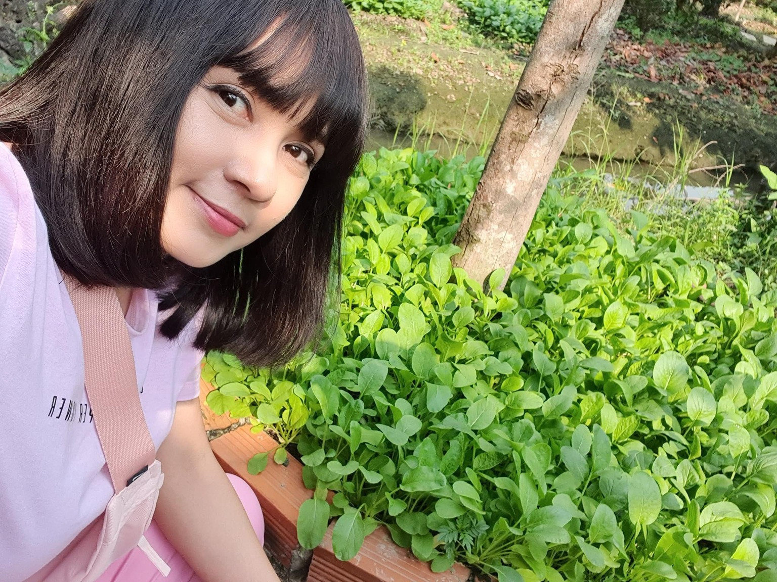 Khi chăm sóc vườn rau, chị cảm thấy như một nông dân thực thụ. Các bữa ăn chị không tốn tiền mua rau hay trái cây vì mọi thứ đều có sẵn.