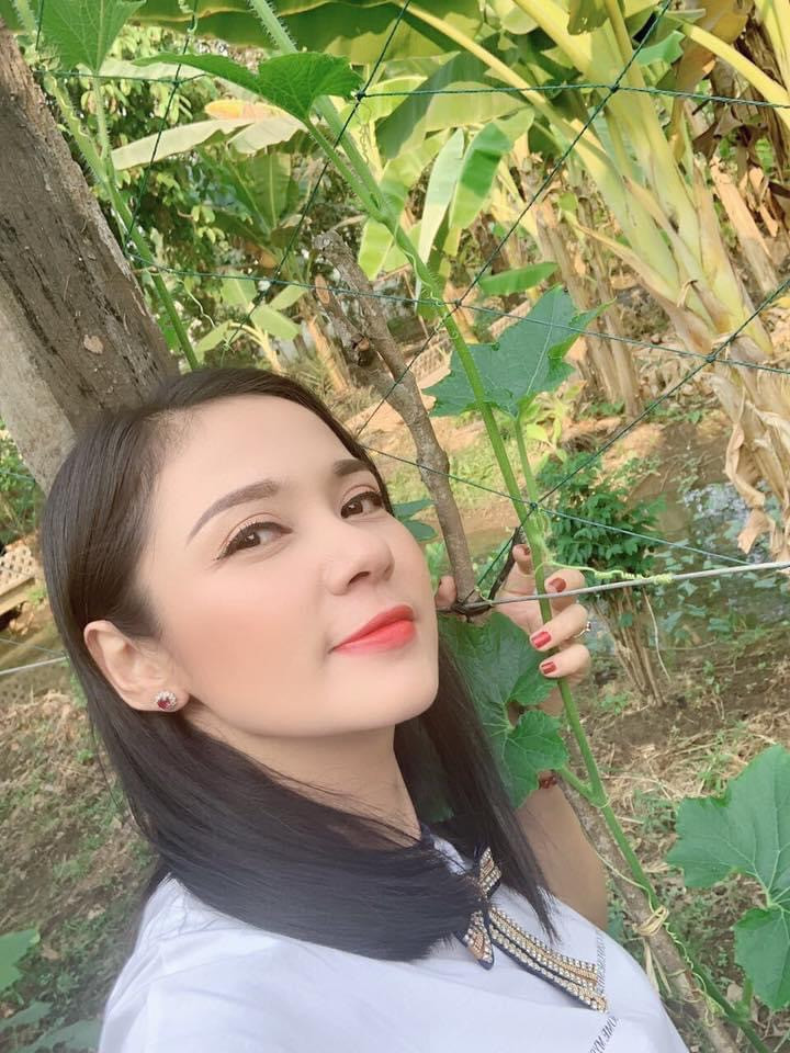 Nữ diễn viên dành phần lớn diện tích trồng cây ăn trái như xoài, khế, ổi, cóc, đu đủ, cung cấp thực phẩm sạch cho gia đình.