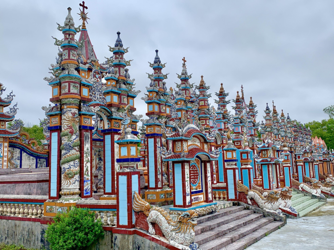 Nghĩa địa tráng lệ tựa lăng tẩm ở Huế: Xây sẵn 'biệt thự' lăng mộ tiền tỷ từ khi còn khoẻ, lên báo nước ngoài bởi kiến trúc độc đáo - 6 Nghĩa địa tráng lệ tựa lăng tẩm ở Huế: Xây sẵn 'biệt thự' lăng mộ tiền tỷ từ khi còn khoẻ, lên báo nước ngoài bởi kiến trúc độc đáo - 6