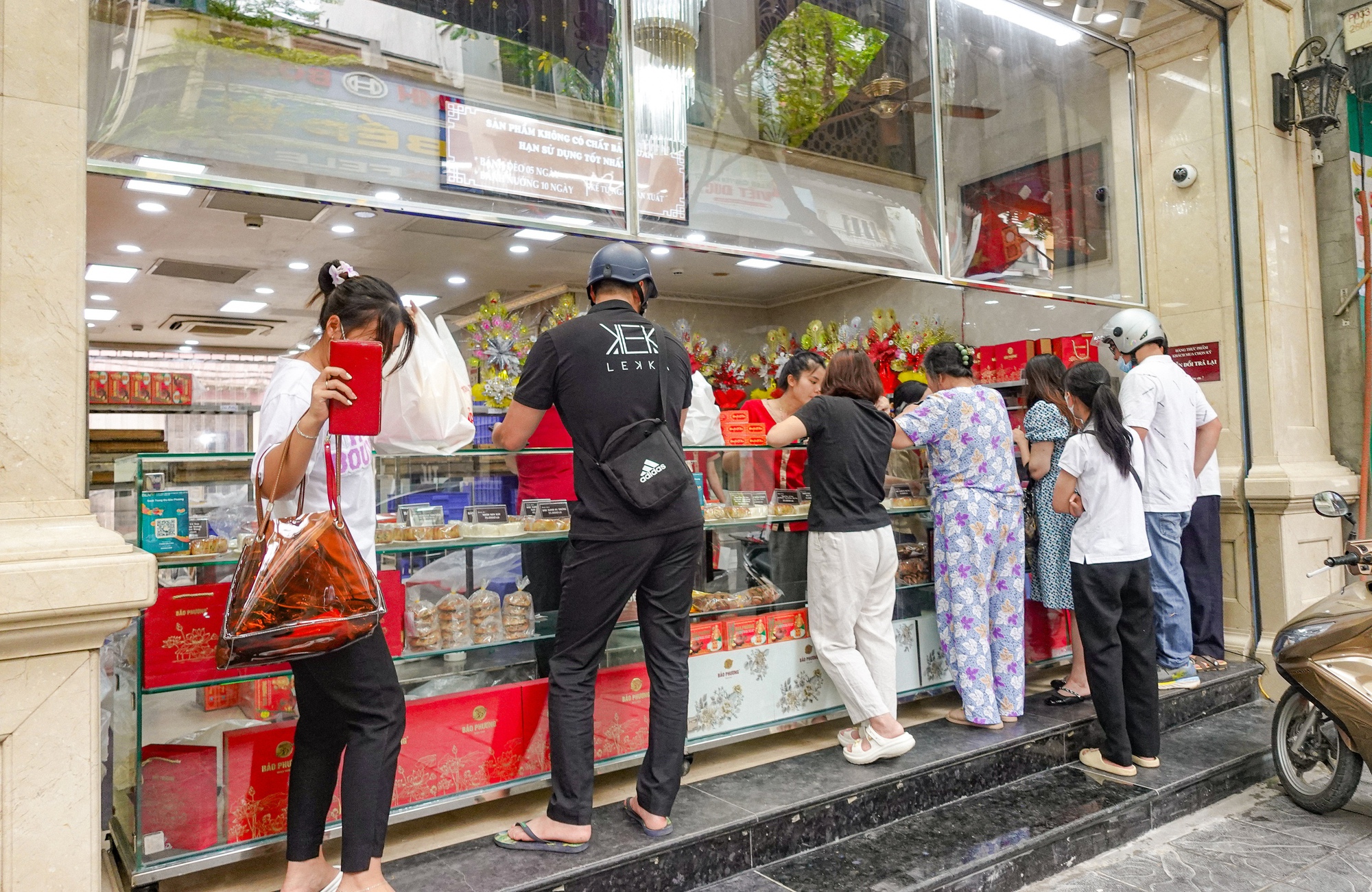 Lý do bánh Trung thu Bảo Phương vắng khách hơn trước - 9
