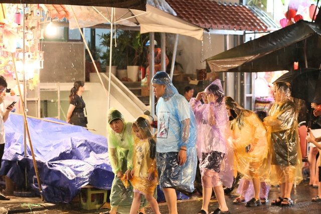 Người dân Hà Nội 'đội mưa' đi chơi trong ngày đầu tiên của dịp nghỉ lễ 2/9 - 13