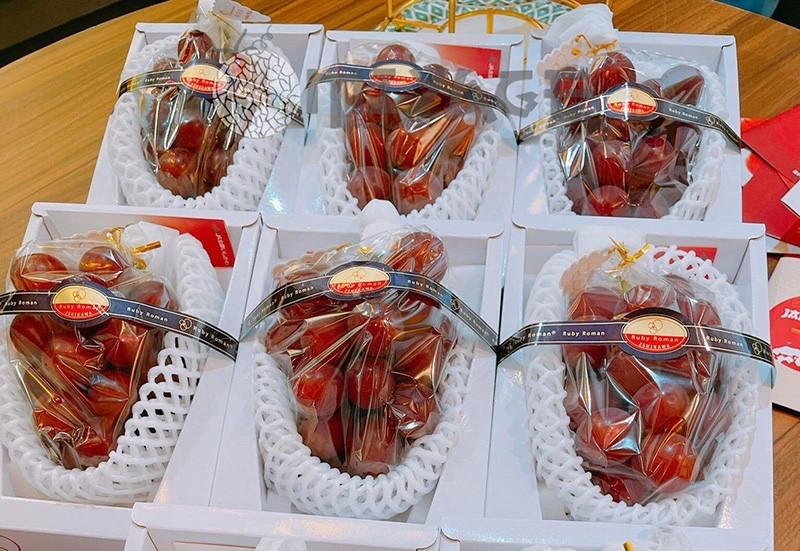Nhiều người ‘xếp hàng’ mua nho Nhật đắt nhất thế giới giá 12 triệu đồng/kg - 1 Nhiều người ‘xếp hàng’ mua nho Nhật đắt nhất thế giới giá 12 triệu đồng/kg - 1