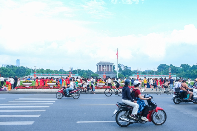 Hà Nội 1/9: Các điểm du lịch lịch sử hút khách, giới trẻ thong thả đi cà phê tận hưởng mùa thu 'Tết Độc lập' - 2