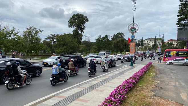 Ngày đầu nghỉ lễ: Sapa đỉnh nóc ngập trong cờ hoa, Đà Lạt gói gọn bằng 2 từ 'đông - lạnh', Đảo Nam Du chật kín du khách đến khám phá - 14