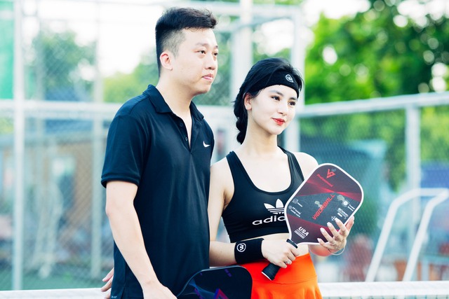 Cao Vân và ông xã cùng nhau chơi pickleball