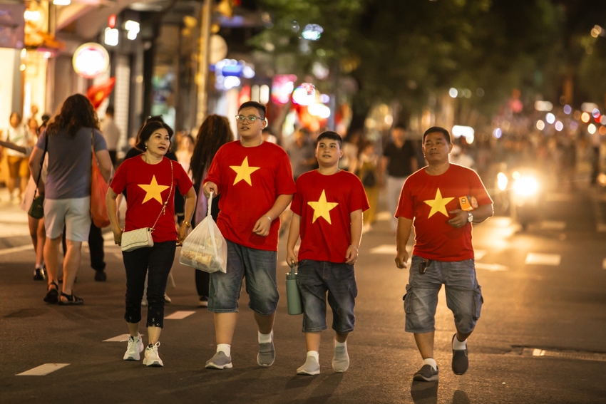 Pháo hoa rực sáng bầu trời TP.HCM tối 2/9, người dân thích thú trải nghiệm khung cảnh khó quên của ngày lễ Độc lập - 14