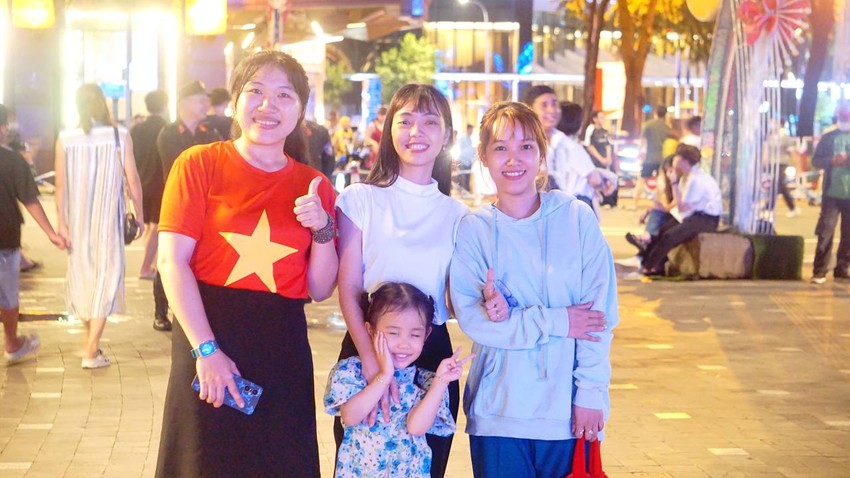Pháo hoa rực sáng bầu trời TP.HCM tối 2/9, người dân thích thú trải nghiệm khung cảnh khó quên của ngày lễ Độc lập - 8