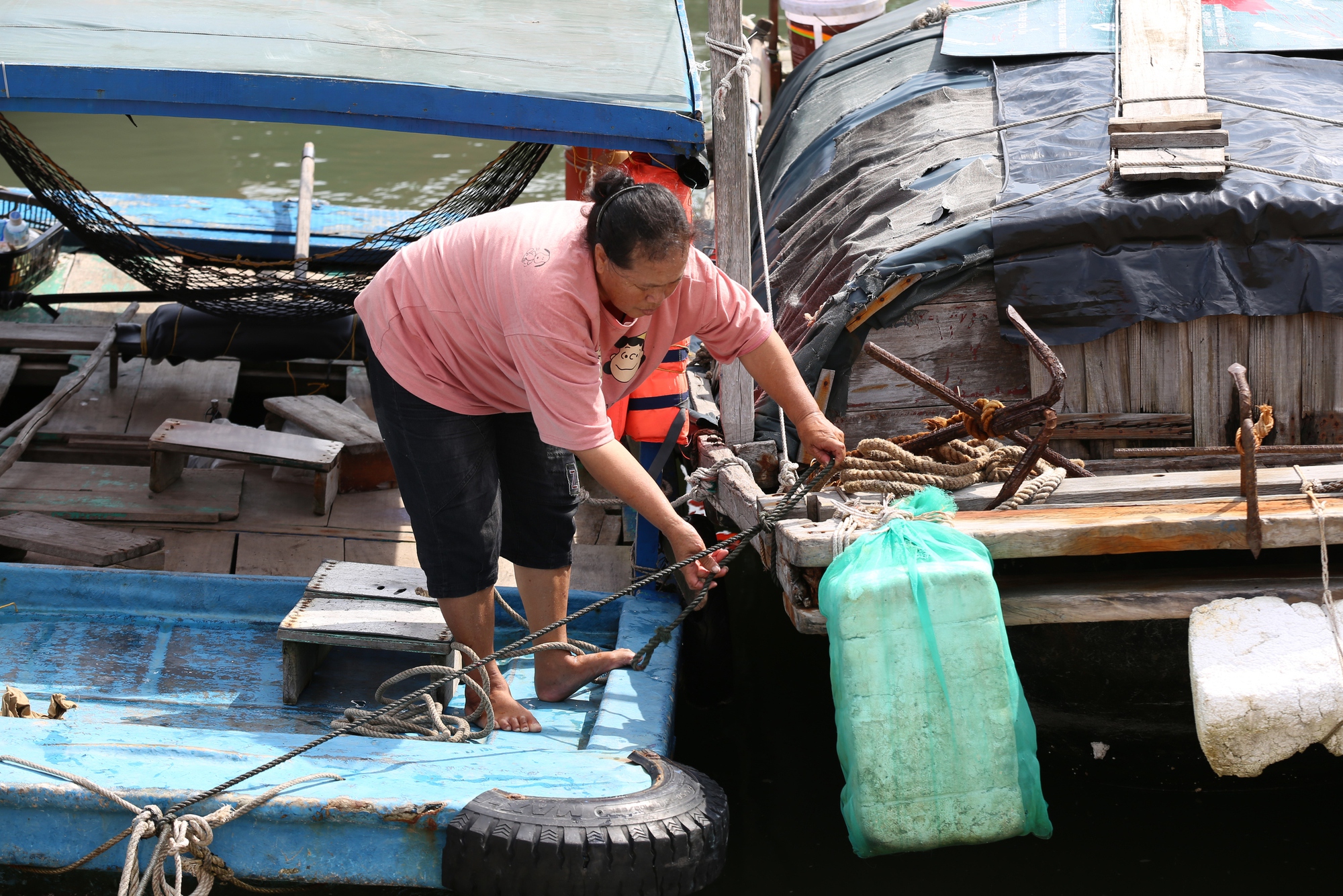 Ngư dân Quảng Ninh hối hả kéo thuyền vào bờ trước khi bão số 3 Yagi đổ bộ: 'Bao nhiêu tài sản của chúng tôi đều đang ở dưới biển' - 8
