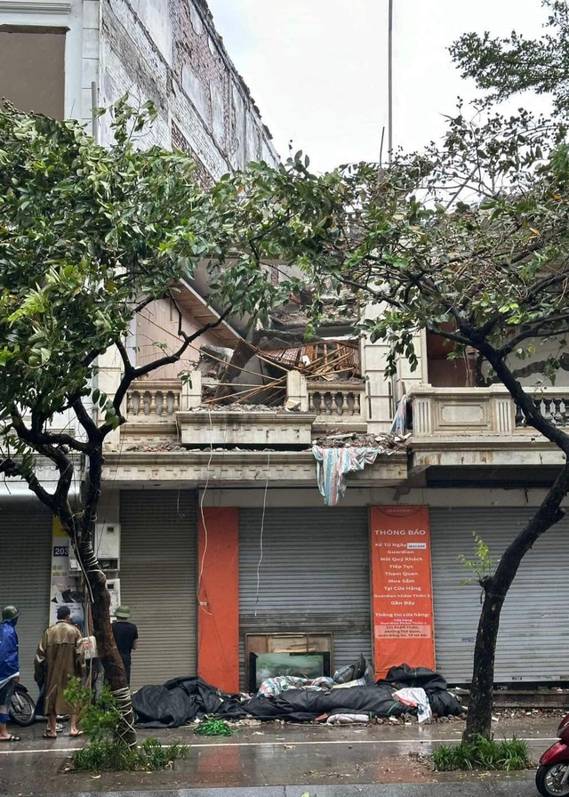 Hiện trường sập nhà 2 tầng trên phố Khâm Thiên (Hà Nội) Hiện trường sập nhà 2 tầng trên phố Khâm Thiên (Hà Nội)