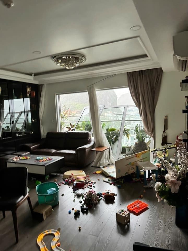 Loạt clip ghi lại sự tàn phá dữ dội của bão YAGI: Tàu du lịch bị đánh lật, nhiều toà nhà bật tung kính, cây xanh bật gốc đổ la liệt - 5