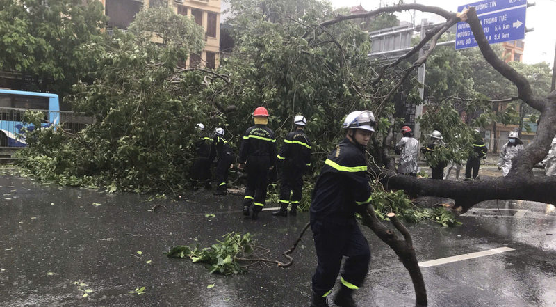 KHÓ HIỂU: Bất chấp bão Yagi, vẫn có người thản nhiên ra đường tập thể dục, lao thẳng vào tâm bão đi du lịch! - 7 KHÓ HIỂU: Bất chấp bão Yagi, vẫn có người thản nhiên ra đường tập thể dục, lao thẳng vào tâm bão đi du lịch! - 7