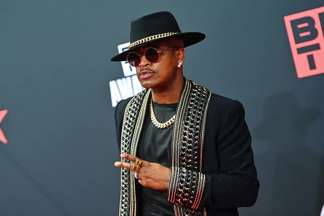 Ca sĩ người Mỹ Ne-Yo lỡ hẹn với khán giả Việt.