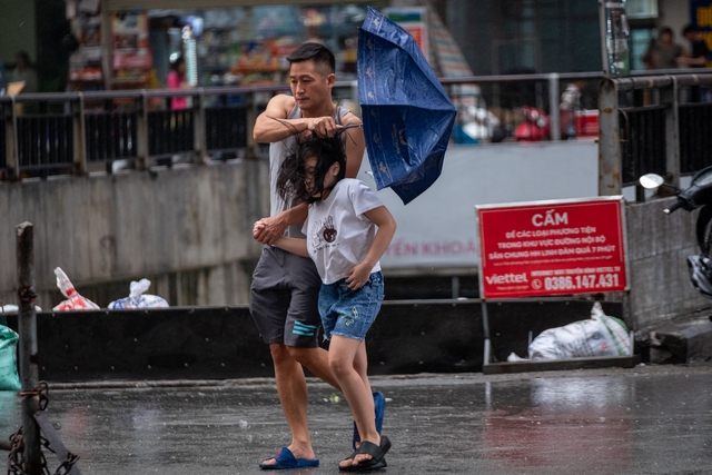 Ngay cả việc đi lại thường ngày cũng là điều vô cùng vất vả