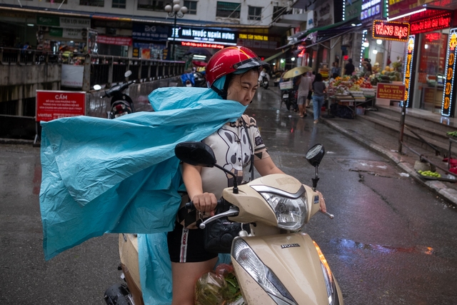 Gió lớn khiến áo mưa lật tung