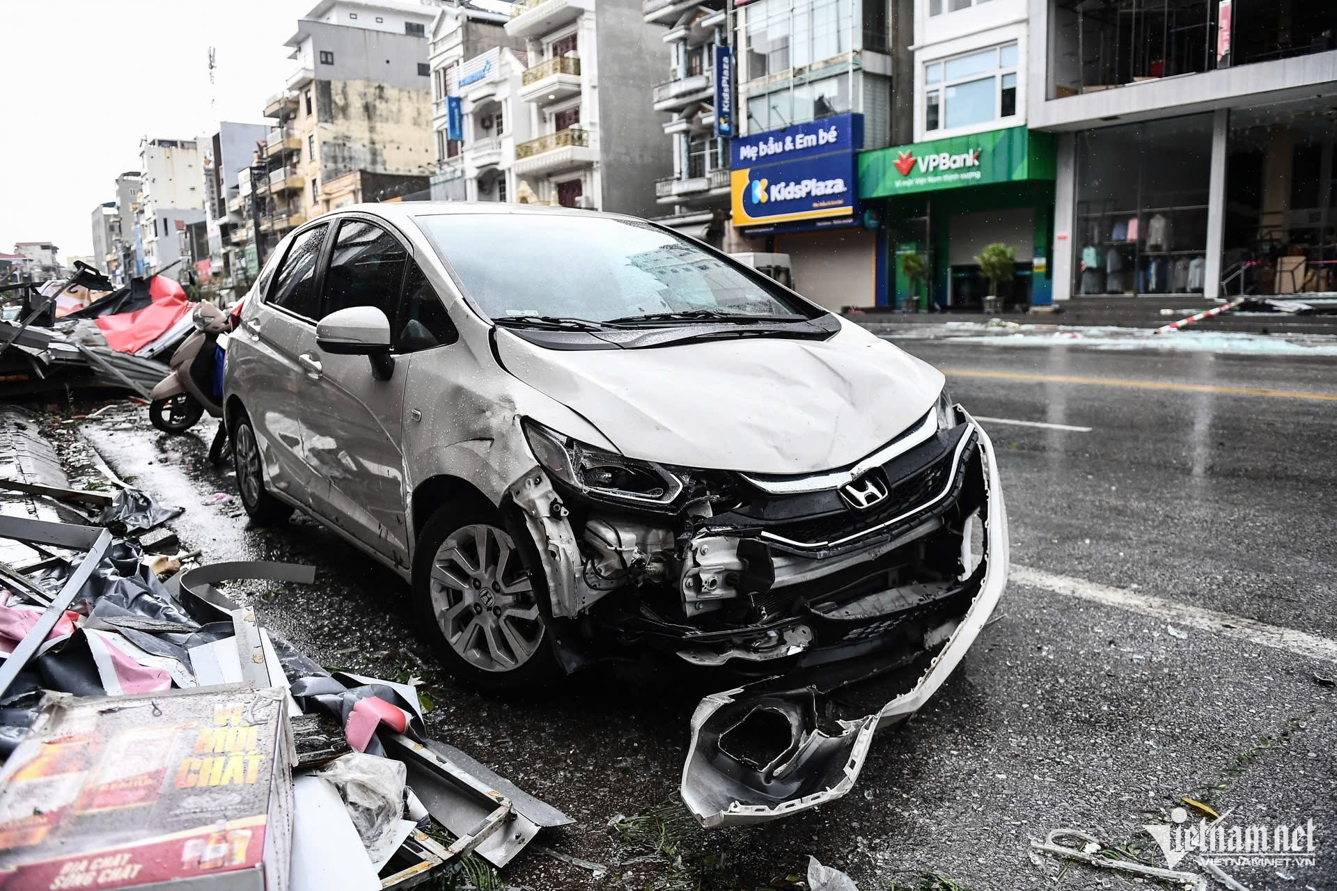 Hàng trăm ô tô bị đè bẹp khắp phố phường Bãi Cháy sau bão Yagi - 2