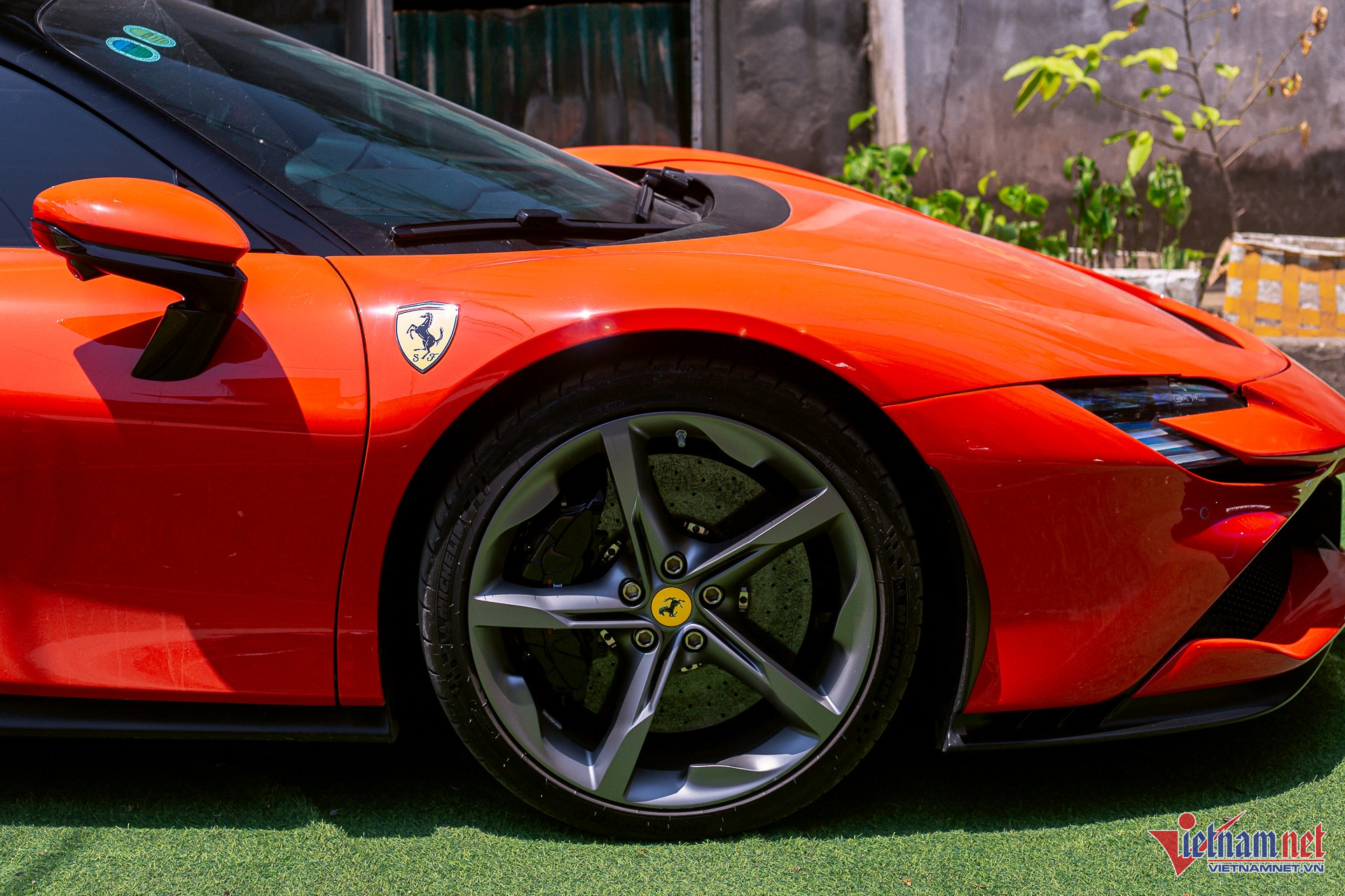 Siêu xe Ferrari SF90 trị giá 40 tỷ của đại gia Sài Gòn gắn biển số tứ quý 9 - 7