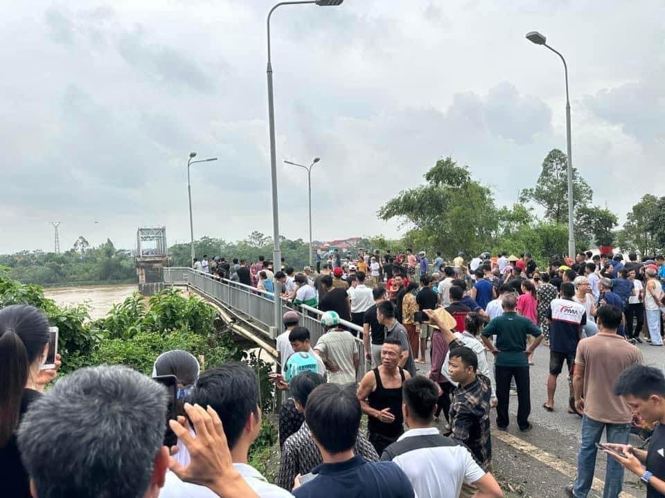 Sập cầu Phong Châu ở Phú Thọ, 5 ô tô, 4 xe máy và hơn 10 người bị cuốn trôi