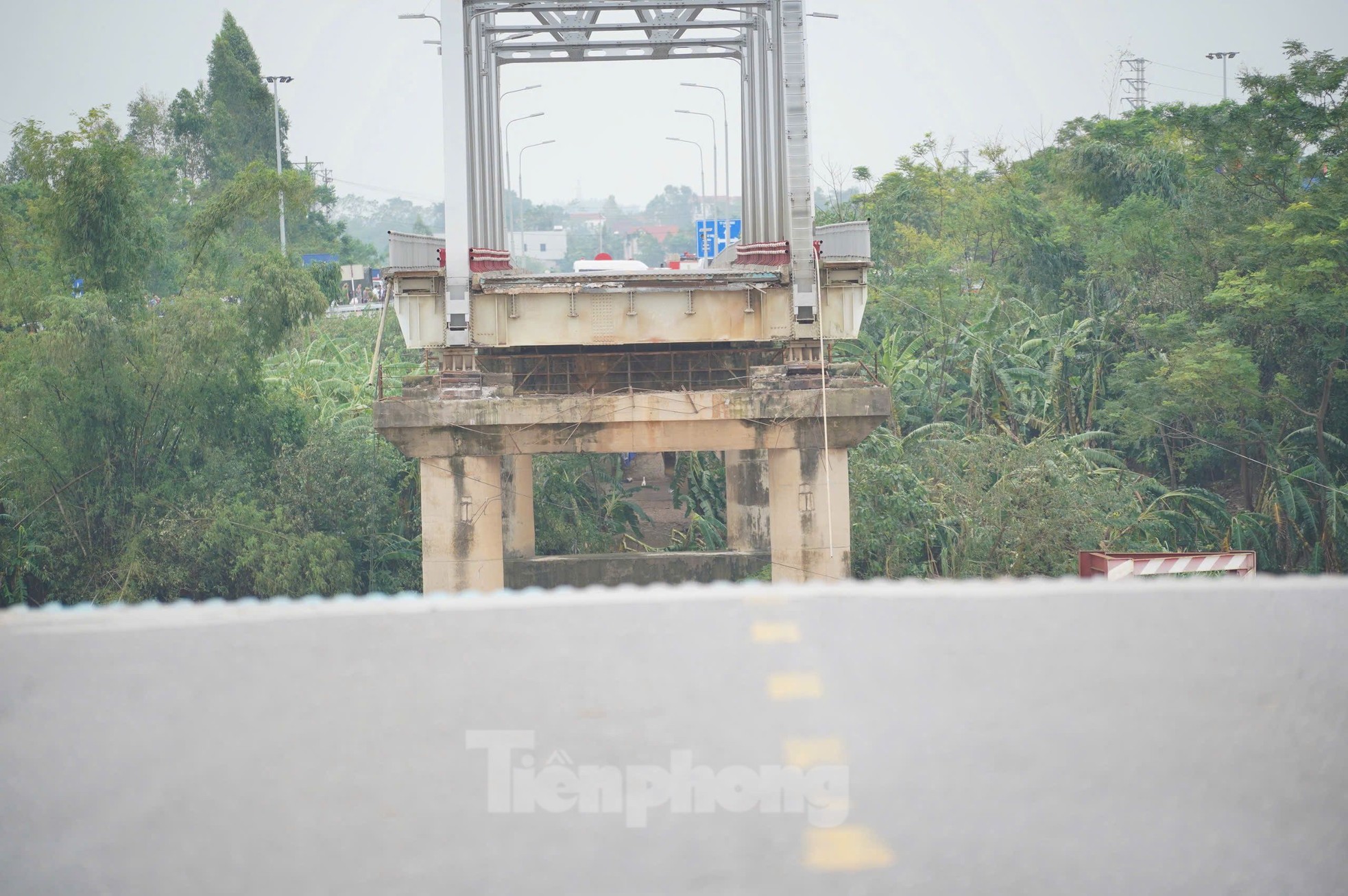 Hiện trường vụ sập cầu ở Phú Thọ, nhiều người khóc ngất tìm kiếm người thân - 4