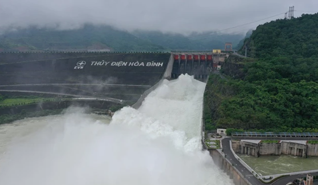 Hỏa tốc đóng 1 cửa xả đáy hồ Thủy điện Hòa Bình và Tuyên Quang Hỏa tốc đóng 1 cửa xả đáy hồ Thủy điện Hòa Bình và Tuyên Quang
