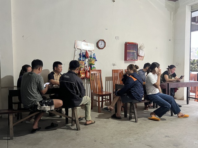 Vụ sập cầu Phong Châu: Vẫn chưa thể tiến hành cứu hộ, cứu nạn do nước lũ dâng cao, chảy xiết - 3 Vụ sập cầu Phong Châu: Vẫn chưa thể tiến hành cứu hộ, cứu nạn do nước lũ dâng cao, chảy xiết - 3