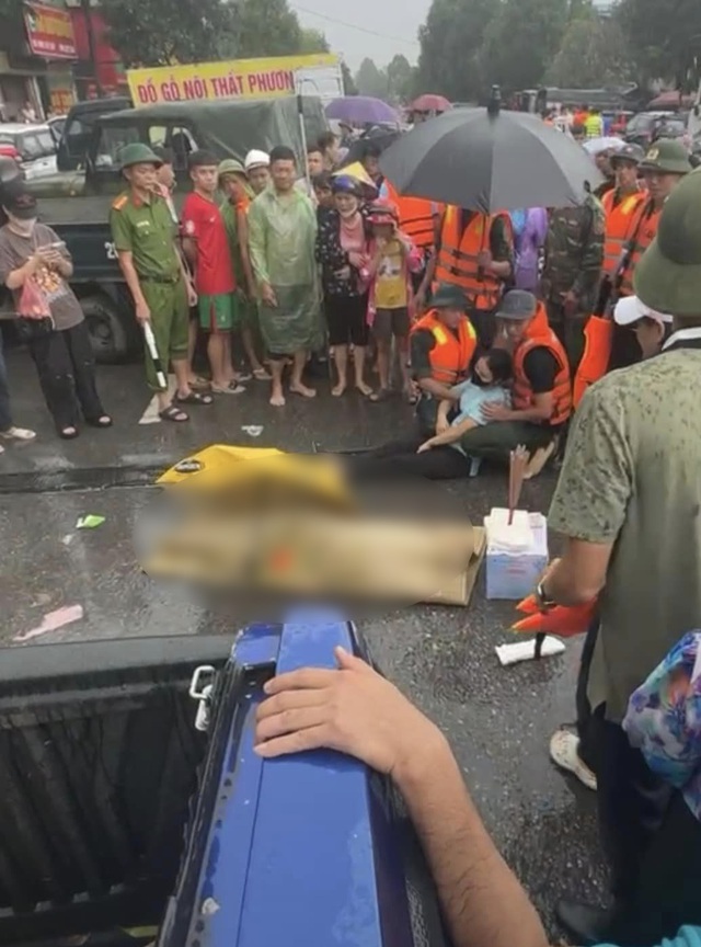 Tận cùng của nỗi đau, người mẹ khóc ngất khi tìm thấy thi thể con trai 5 tuổi bị lật thuyền ở Thái Nguyên - 1 Tận cùng của nỗi đau, người mẹ khóc ngất khi tìm thấy thi thể con trai 5 tuổi bị lật thuyền ở Thái Nguyên - 1