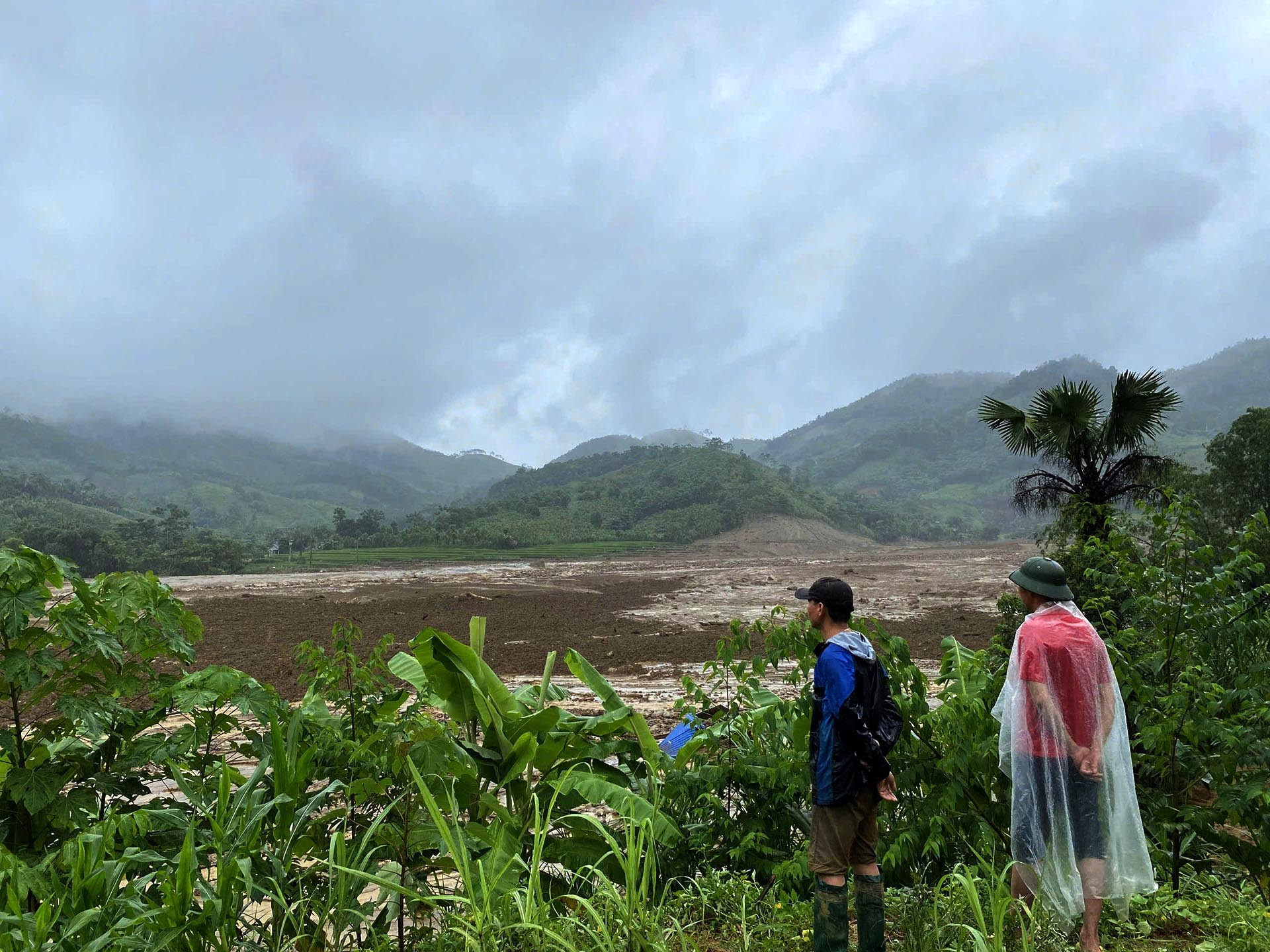 Hiện trường tan hoang vụ lũ quét vùi toàn bộ một thôn ở Lào Cai Hiện trường tan hoang vụ lũ quét vùi toàn bộ một thôn ở Lào Cai