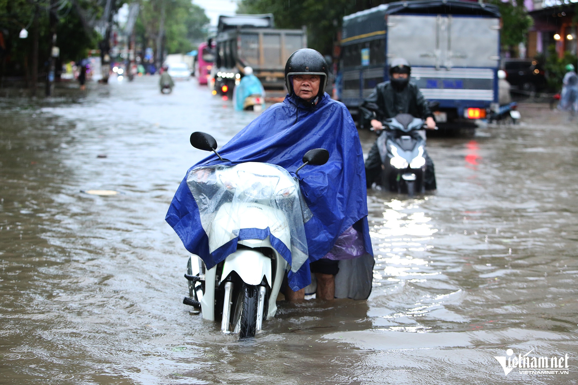 Hà Nội mưa cả đêm, đường phố ngập sâu đến nửa mét - 2 Hà Nội mưa cả đêm, đường phố ngập sâu đến nửa mét - 2