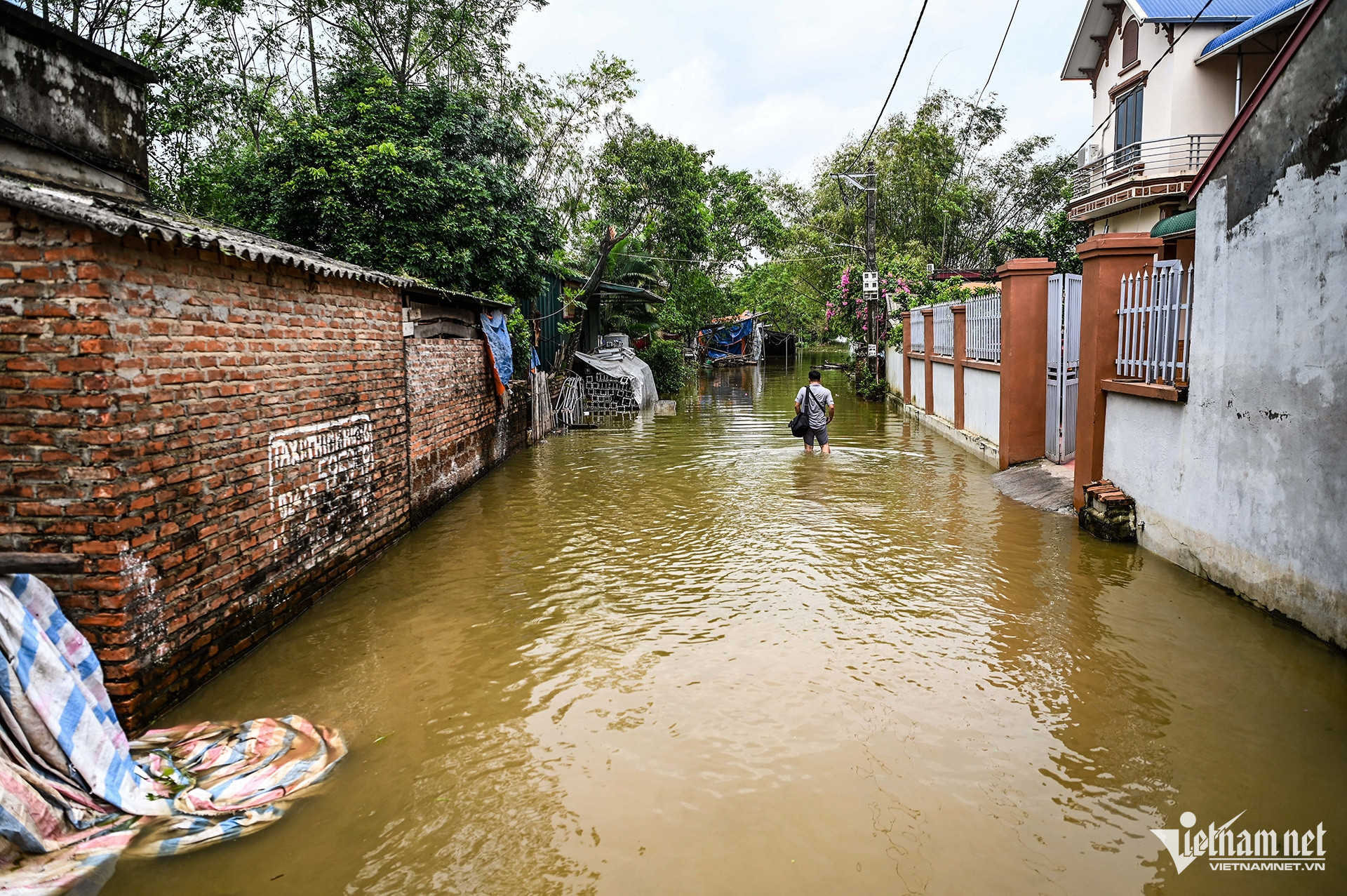 Ô tô 'bơi' trên nước lũ ở ngoại thành Hà Nội - 5