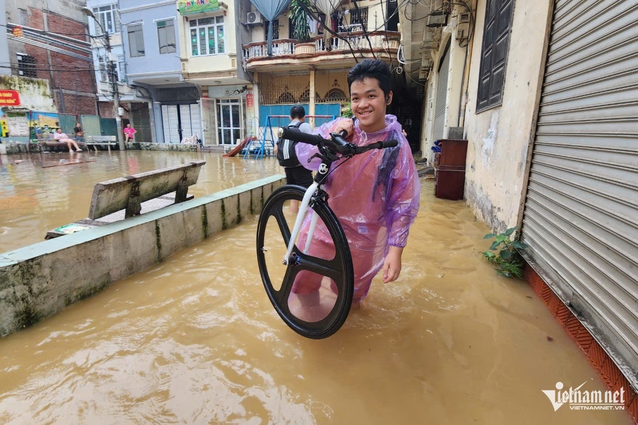 Người dân quận Hoàn Kiếm hối hả chạy lũ sông Hồng tràn vào trong xóm - 1