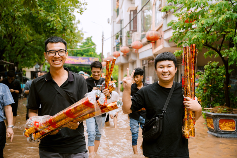Chú rể dẫn 60 người lội nước sang ăn hỏi, cô dâu Hà Nội vỡ òa hạnh phúc - 2 Chú rể dẫn 60 người lội nước sang ăn hỏi, cô dâu Hà Nội vỡ òa hạnh phúc - 2