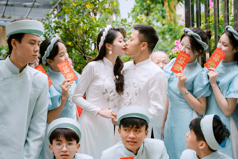 Chú rể dẫn 60 người lội nước sang ăn hỏi, cô dâu Hà Nội vỡ òa hạnh phúc - 3 Chú rể dẫn 60 người lội nước sang ăn hỏi, cô dâu Hà Nội vỡ òa hạnh phúc - 3