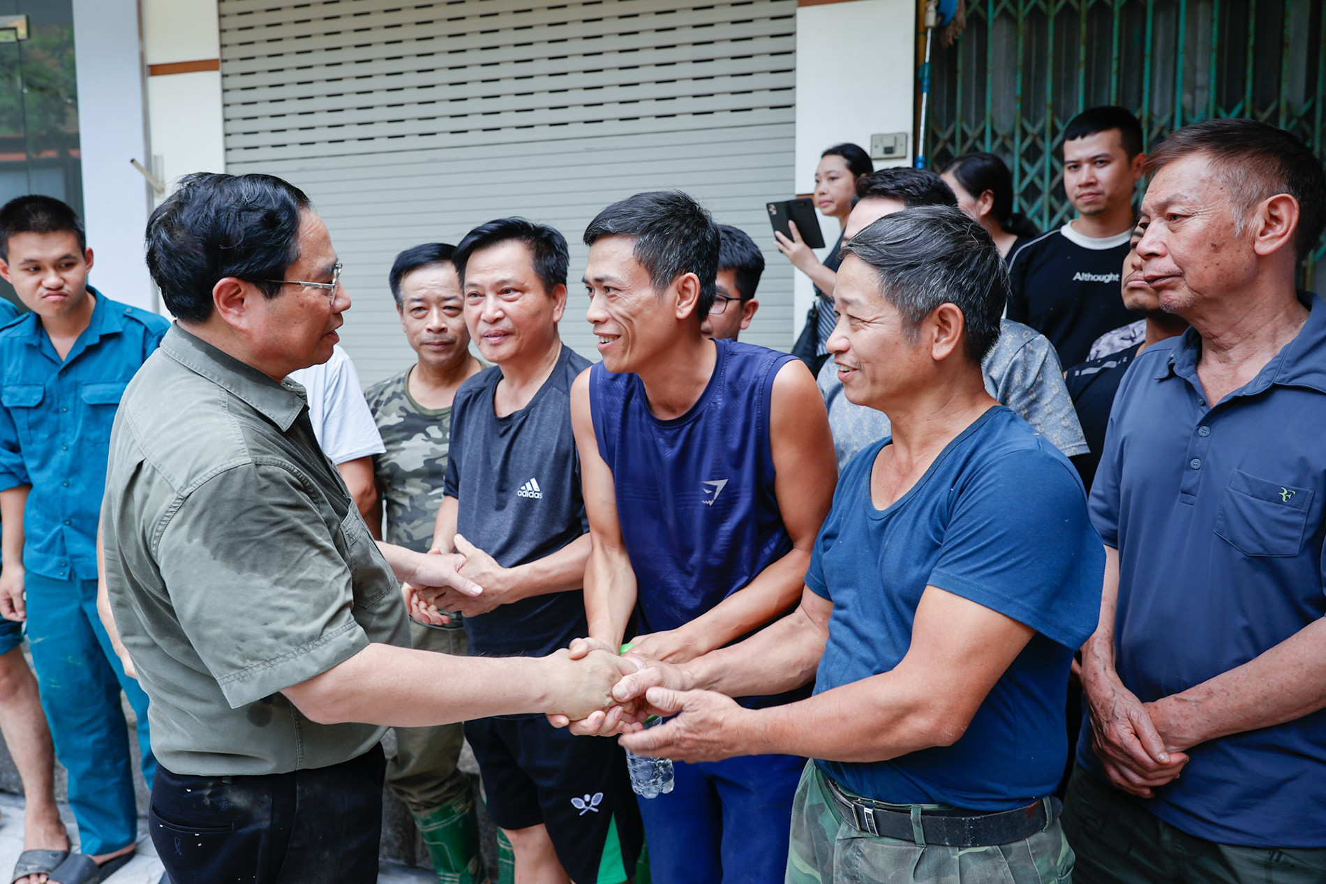 Thủ tướng lội bùn thăm hỏi dân, động viên các lực lượng cứu hộ tại Yên Bái - 3