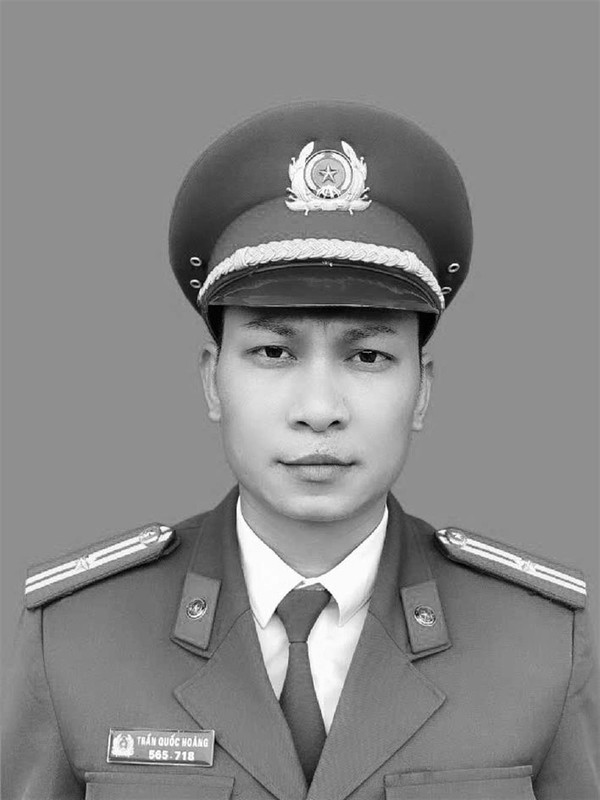 Hình ảnh đẹp của các chiến sĩ công an cứu người trong bão lũ - 12