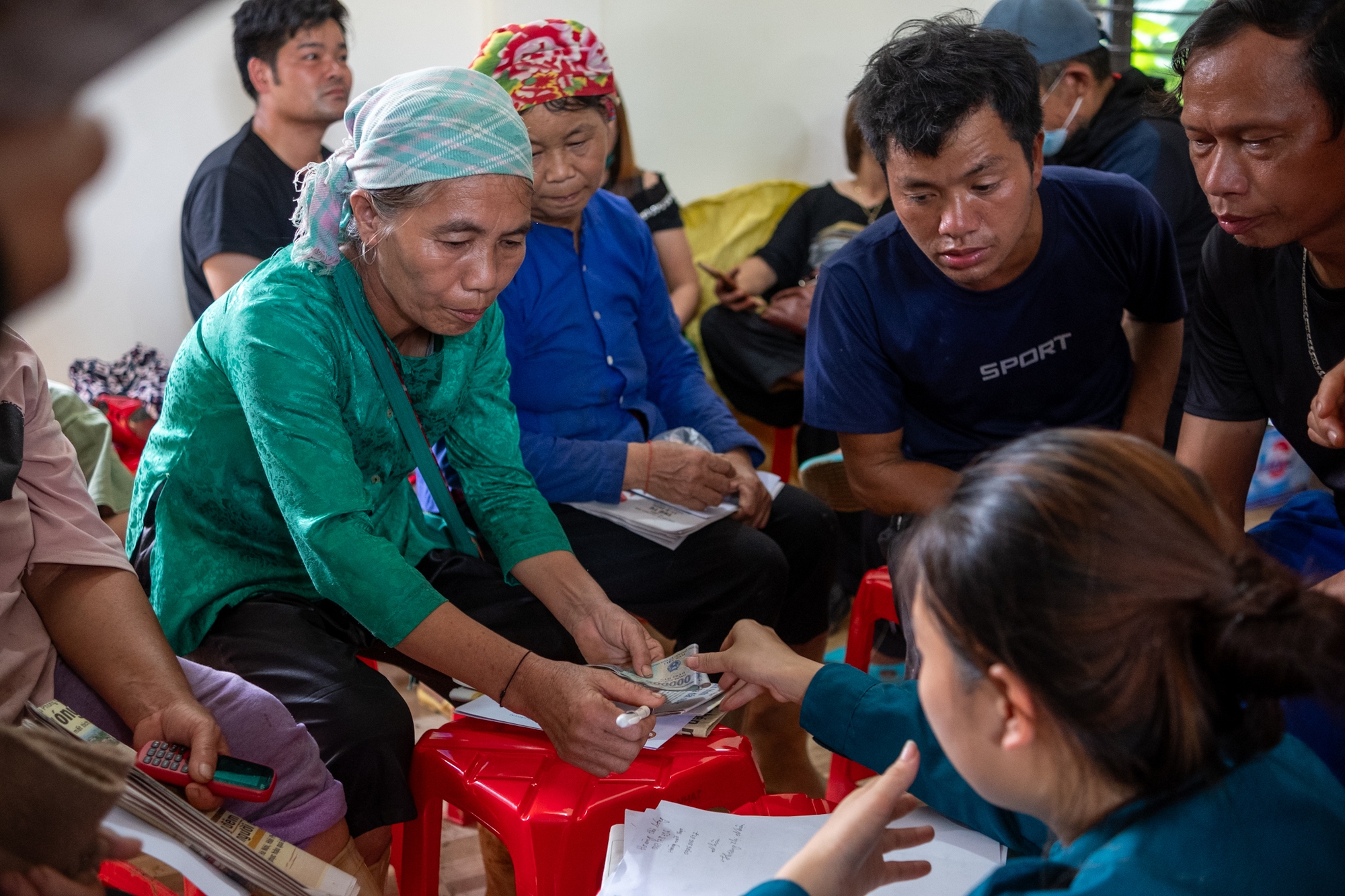 8 người chạy thoát trong vụ lũ quét Làng Nủ: Chỉ kịp hô 'chạy đi các con ơi, chạy đi' - 11