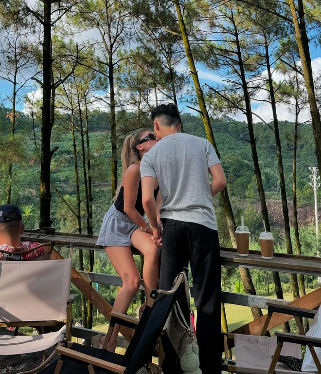 Louis Phạm từng được mẹ bạn trai thiếu gia nhắc nhở vì 'tiêu nhiều tiền quá' - 3 Louis Phạm từng được mẹ bạn trai thiếu gia nhắc nhở vì 'tiêu nhiều tiền quá' - 3