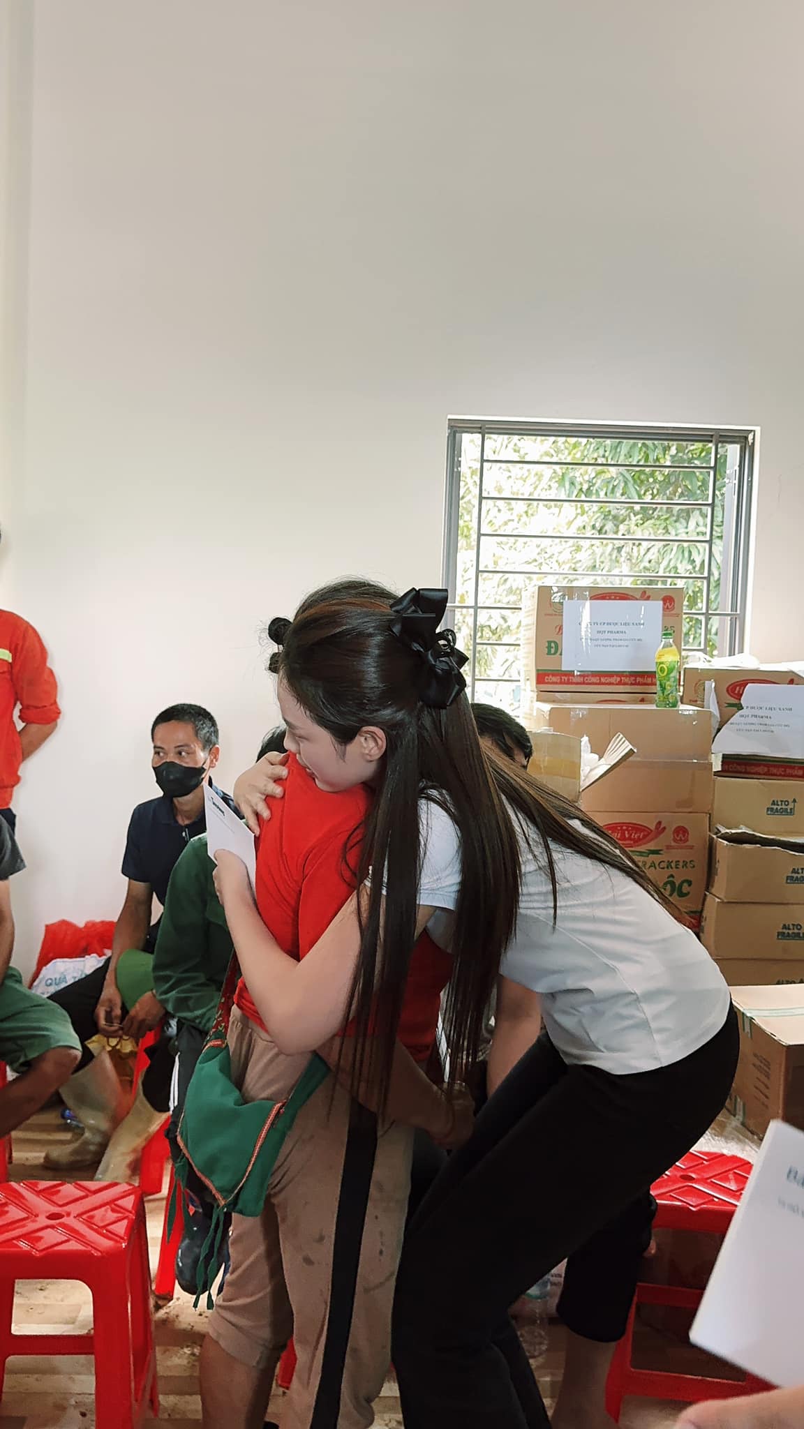 Hoa hậu Đỗ Hà có mặt ở Làng Nủ, Lào Cai: Hỏi đến, có người bật khóc 'mất hết rồi, chả còn gì' - 2 Hoa hậu Đỗ Hà có mặt ở Làng Nủ, Lào Cai: Hỏi đến, có người bật khóc 'mất hết rồi, chả còn gì' - 2