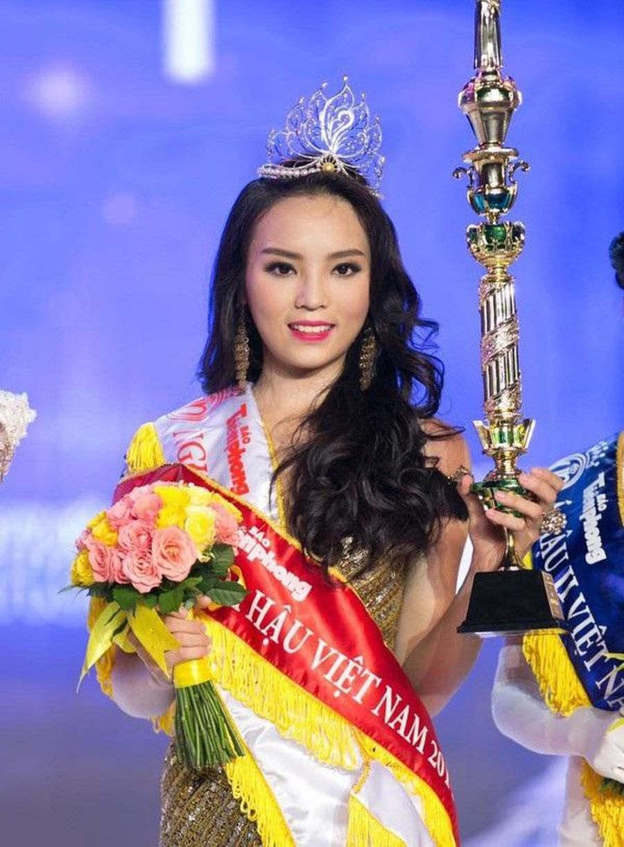 2 khoảnh khắc đăng quang để đời của Kỳ Duyên: Visual 'lột xác', chi tiết vương miện trùng khớp mới bất ngờ! 2 khoảnh khắc đăng quang để đời của Kỳ Duyên: Visual 'lột xác', chi tiết vương miện trùng khớp mới bất ngờ!
