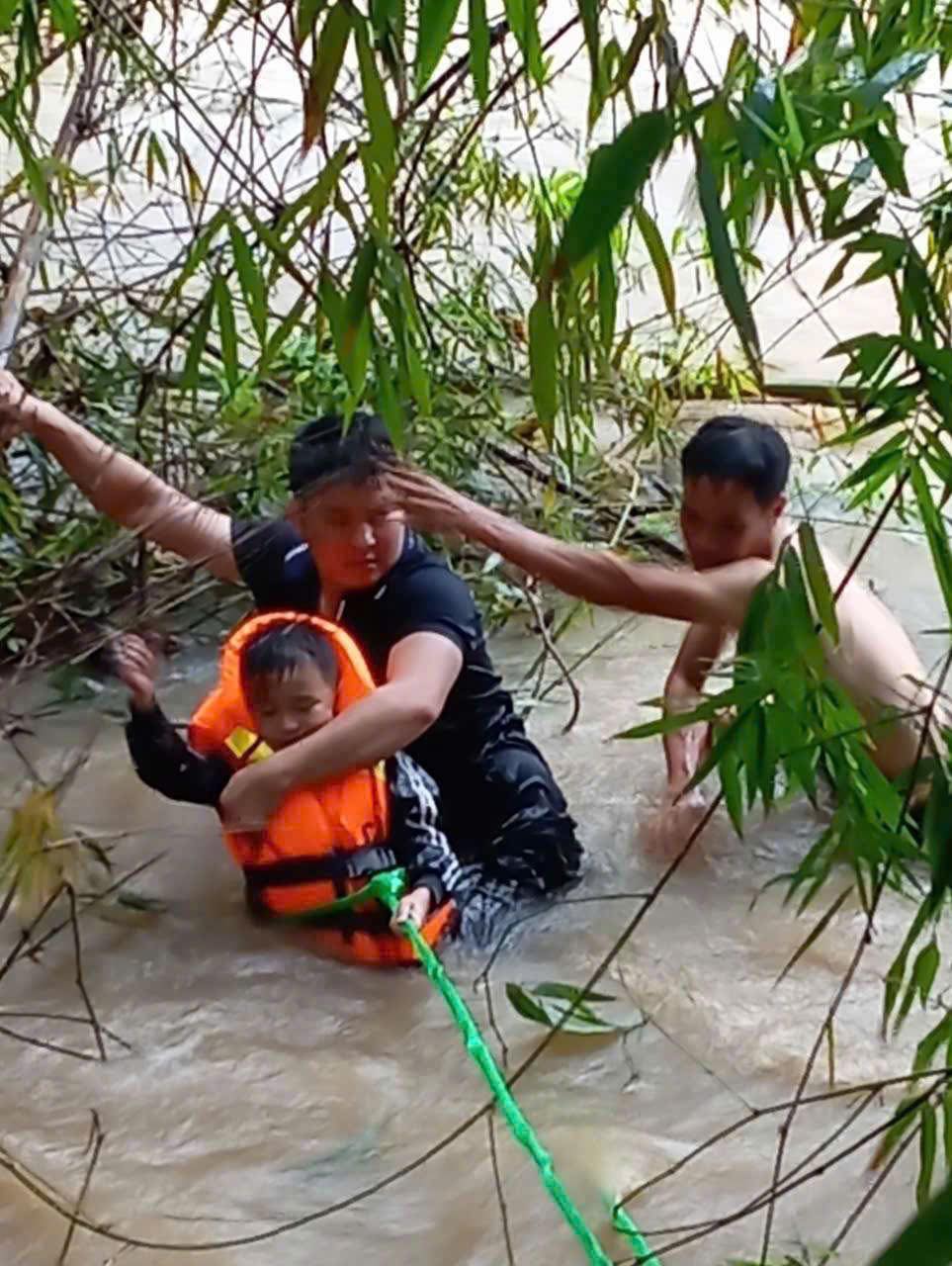 Cháu Bảo được cứu sống từ cơn lũ dữ. Ảnh: Bộ Công an